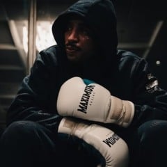No universo do MMA, onde a disciplina quase sempre é vista como regra de ouro, o brasileiro Carlos Prates tem chamado atenção por trilhar um caminho distinto.