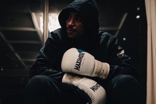 No universo do MMA, onde a disciplina quase sempre é vista como regra de ouro, o brasileiro Carlos Prates tem chamado atenção por trilhar um caminho distinto.
