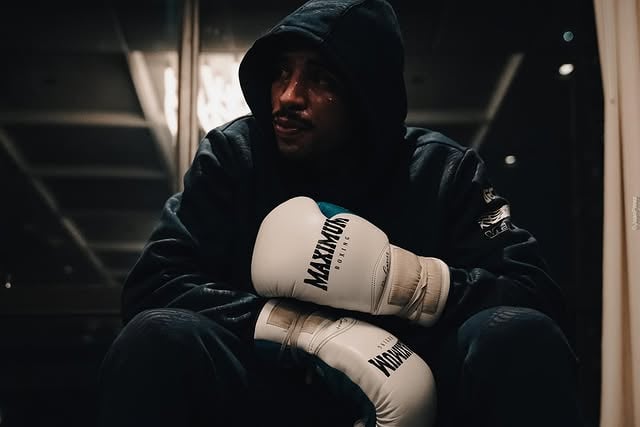 No universo do MMA, onde a disciplina quase sempre é vista como regra de ouro, o brasileiro Carlos Prates tem chamado atenção por trilhar um caminho distinto.