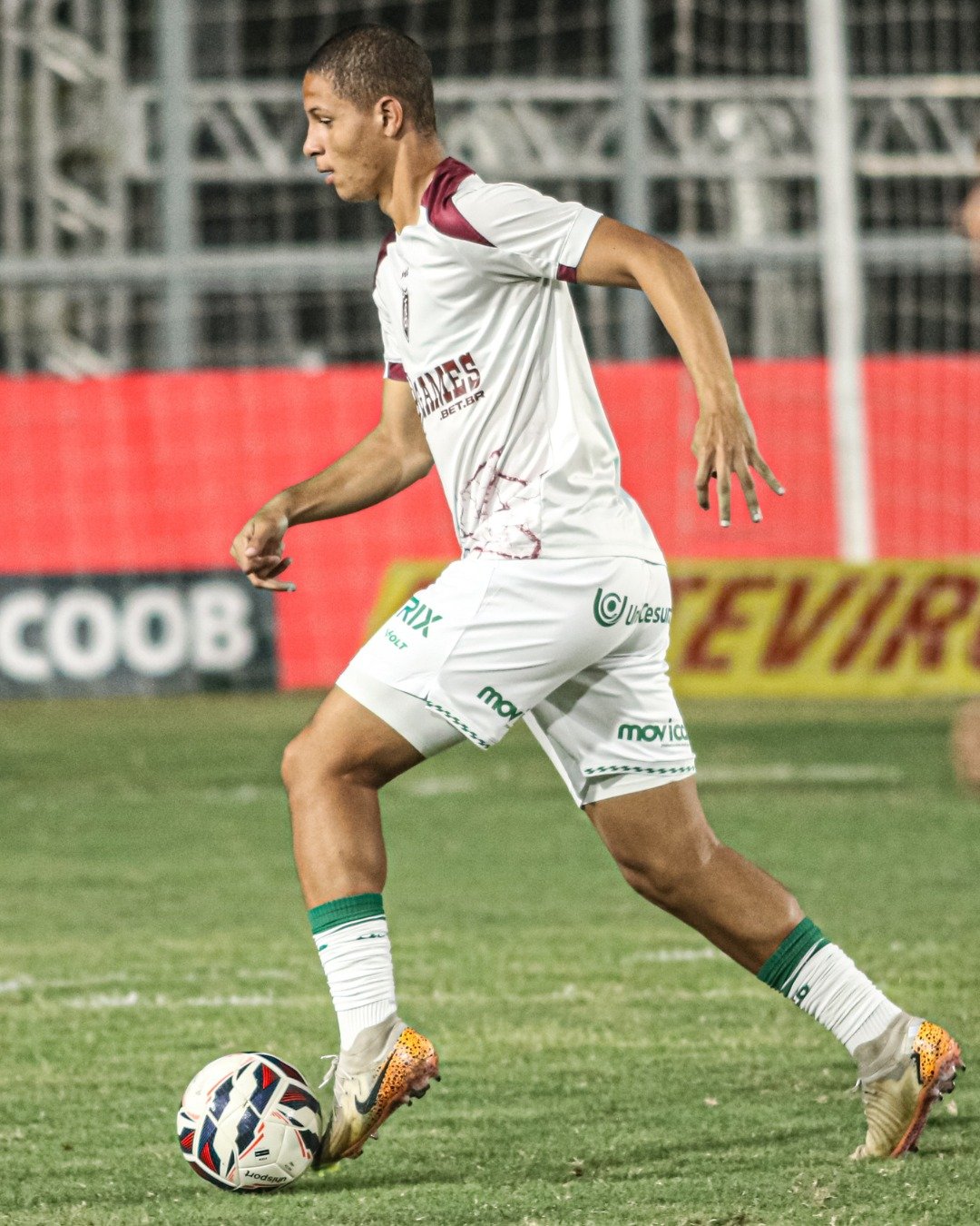 Adversários diretos na luta contra o rebaixamento para a Série C, Amazonas e América-MG se enfrentaram na noite desta sexta-feira (15)