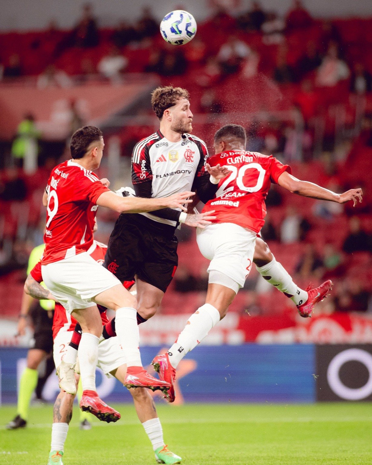 No segundo duelo da trilogia entre Flamengo e Internacional, o Rubro-Negro novamente levou a melhor - desta vez pelo Campeonato Brasileiro