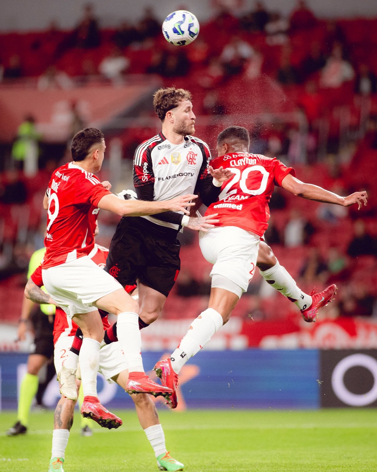 No segundo duelo da trilogia entre Flamengo e Internacional, o Rubro-Negro novamente levou a melhor - desta vez pelo Campeonato Brasileiro