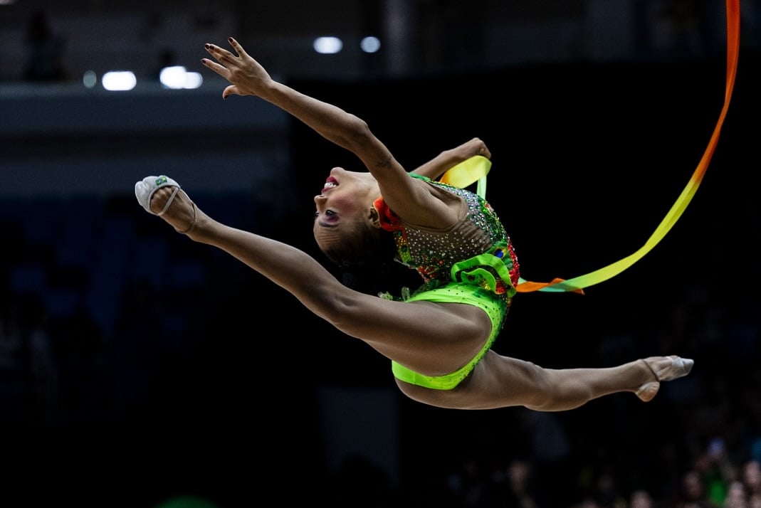 Brasil brilha no Mundial de Ginástica Rítmica com Barbara e Geovanna, que fazem história, mas não conquistam medalhas. Confira os detalhes!