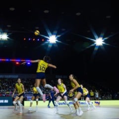 A seleção feminina de vôlei venceu a Grécia por 3 sets a 0, nesta sexta-feira (22), na estreia do Mundial, disputado na Tailândia