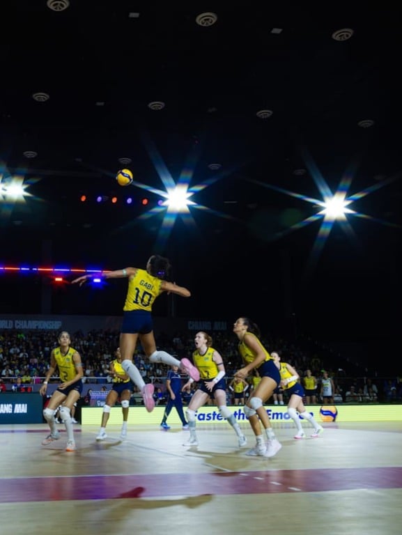 A seleção feminina de vôlei venceu a Grécia por 3 sets a 0, nesta sexta-feira (22), na estreia do Mundial, disputado na Tailândia