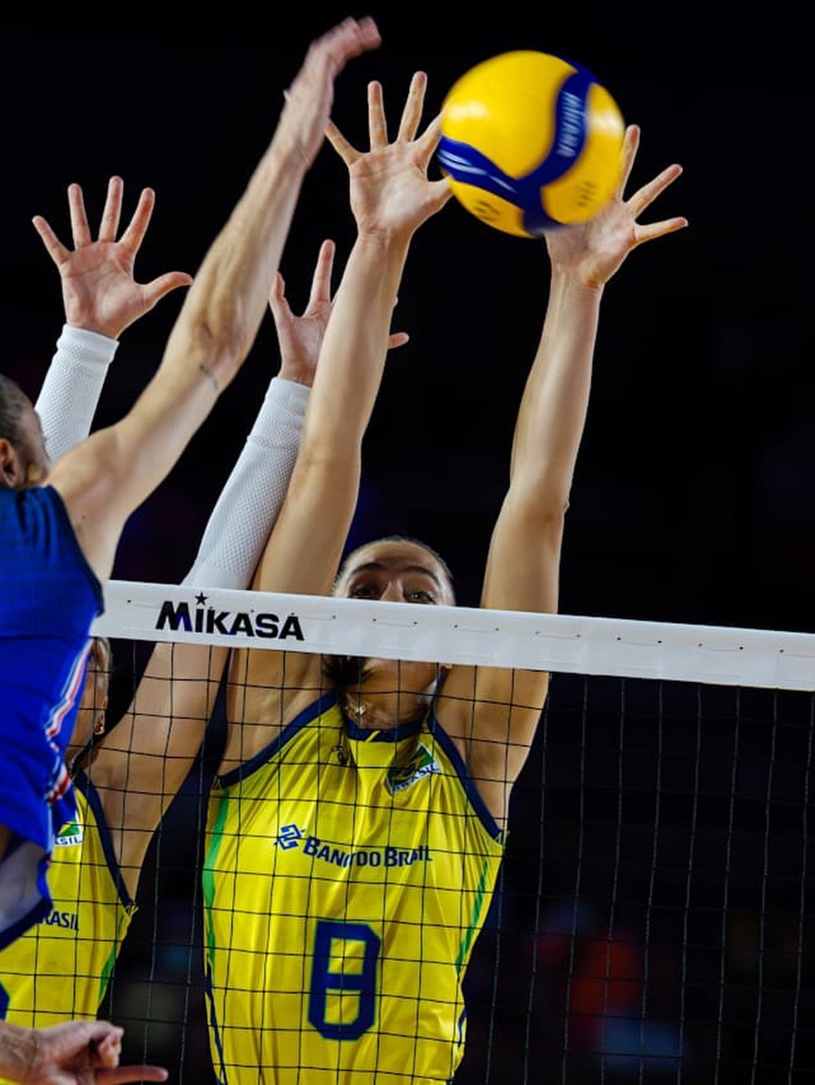 Brasil vira sobre a França e vence no tie-break no Mundial de Vôlei