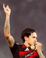 Pedro brilha e Flamengo dá espetáculo em goleada histórica contra o Vitória