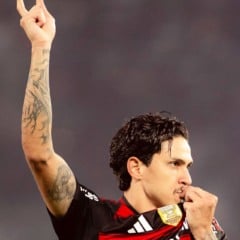Pedro brilha e Flamengo dá espetáculo em goleada histórica contra o Vitória