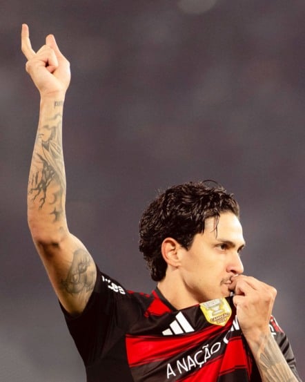 Pedro brilha e Flamengo dá espetáculo em goleada histórica contra o Vitória