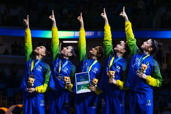 O Brasil venceu neste domingo (24) a medalha de prata na série mista -três bolas e dois arcos- no Campeonato Mundial de Ginástica Rítmica, disputado pela primeira vez na América do Sul, no Rio de Janeiro.