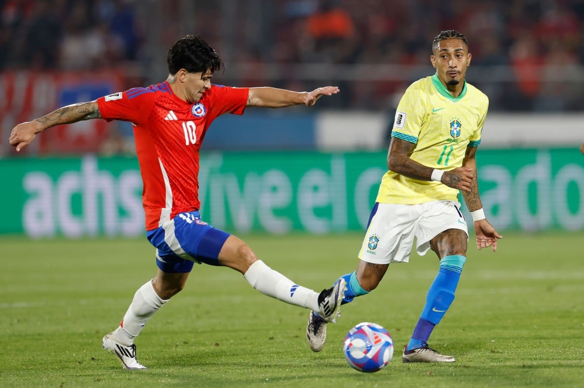 Raphinha durante a vitória do Brasil sobre o Chile por 2 a 1, em outubro de 2024 Créditos: Rafael Ribeiro/CBF