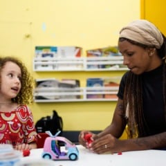 Trata-se de um serviço público, ofertado em um espaço seguro, gratuito e acessível, voltado para acolher e cuidar de crianças com e sem deficiência. Foto: Divulgação