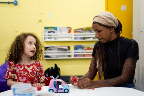 Trata-se de um serviço público, ofertado em um espaço seguro, gratuito e acessível, voltado para acolher e cuidar de crianças com e sem deficiência. Foto: Divulgação