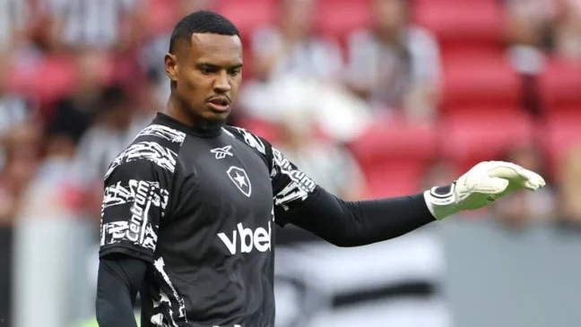 Botafogo recebe nova proposta do West Ham de R$ 64 milhões por goleiro John