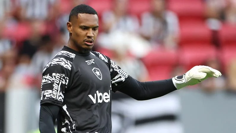 Botafogo recebe nova proposta do West Ham de R$ 64 milhões por goleiro John