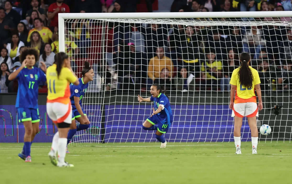Marta corre para o abraço com Amanda: atacantes foram decisivas na final Lívia Villas Boas / CBF