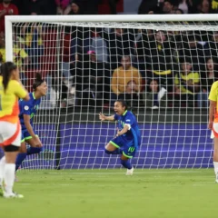 Marta corre para o abraço com Amanda: atacantes foram decisivas na final Lívia Villas Boas / CBF