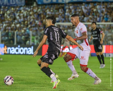 O Vila Nova voltou a vencer na Série B do Campeonato Brasileiro. Após duas derrotas consecutivas, a equipe goiana bateu o Paysandu por 1 a 0 nesta segunda-feira