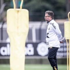 Santos demite técnico Cléber Xavier após goleada histórica sofrida contra o Vasco