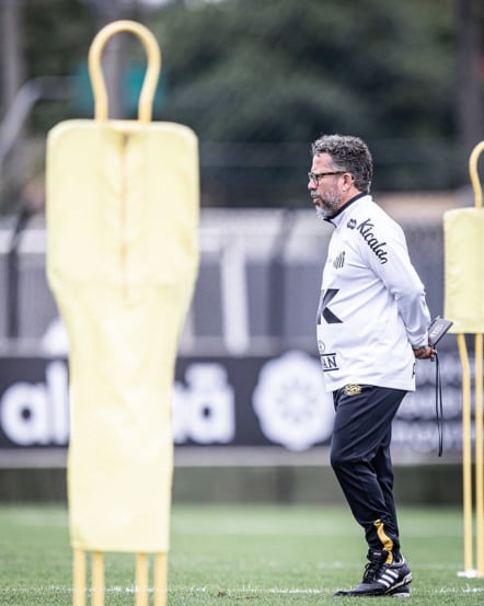 Santos demite técnico Cléber Xavier após goleada histórica sofrida contra o Vasco