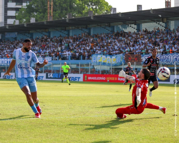 Em uma tarde escaldante, com os termômetros castigando jogadores e torcedores na Curuzu, o Paysandu amargou mais uma derrota na Série B
