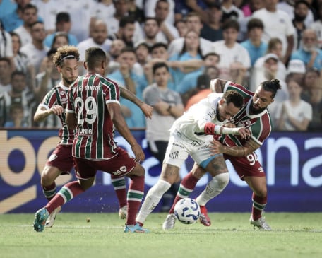 Na saída de campo, Neymar lamentou o gol do Santos anulado no final do jogo e falou, inclusive, que mudaria a regra: