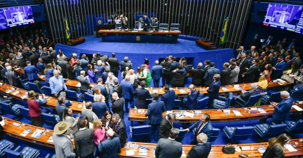 Alcolumbre retomou a mesa de onde o presidente do Senado conduz as sessões deliberativas na manhã desta quinta-feira