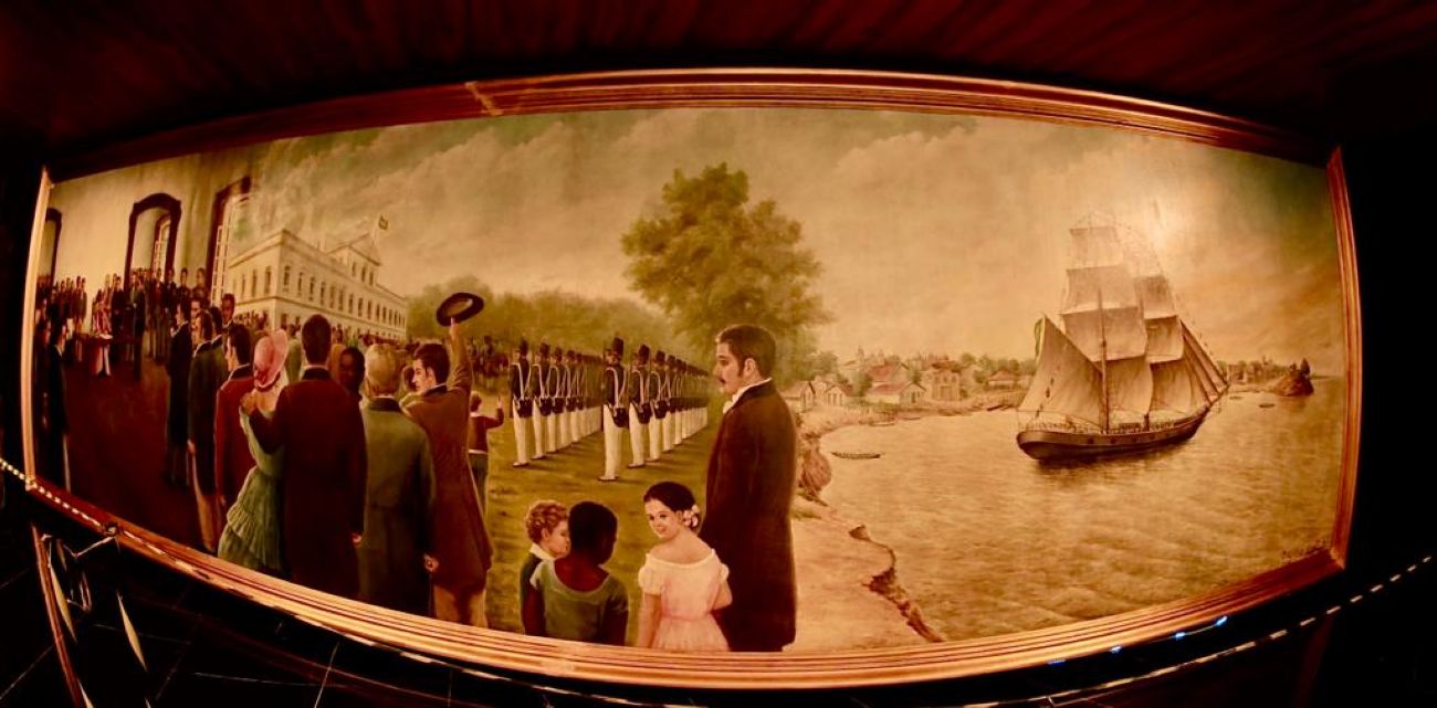 A obra encanta aos olhos dos que passam na entrada principal do Palácio da Cabanagem, sede do Poder Legislativo Estadual, trata-se do painel "A Adesão do Pará à Independência do Brasil".