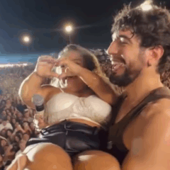 A mulher foi erguida nos braços por Nattan, lançada para o alto e, em seguida, colocada sobre um caixote.