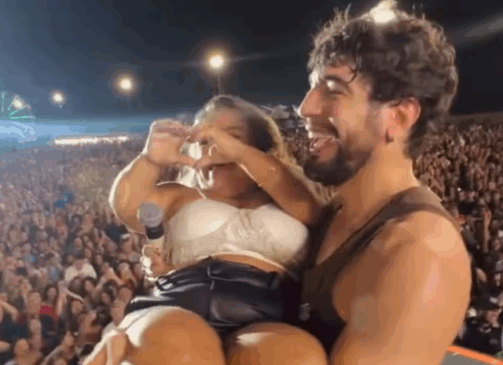 A mulher foi erguida nos braços por Nattan, lançada para o alto e, em seguida, colocada sobre um caixote.