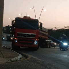 A via enfrenta um congestionamento intenso, com apenas uma faixa liberada para o tráfego