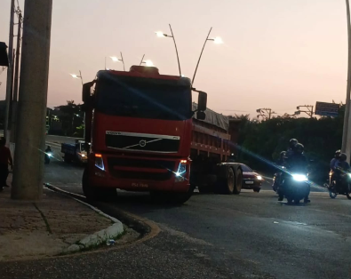 A via enfrenta um congestionamento intenso, com apenas uma faixa liberada para o tráfego