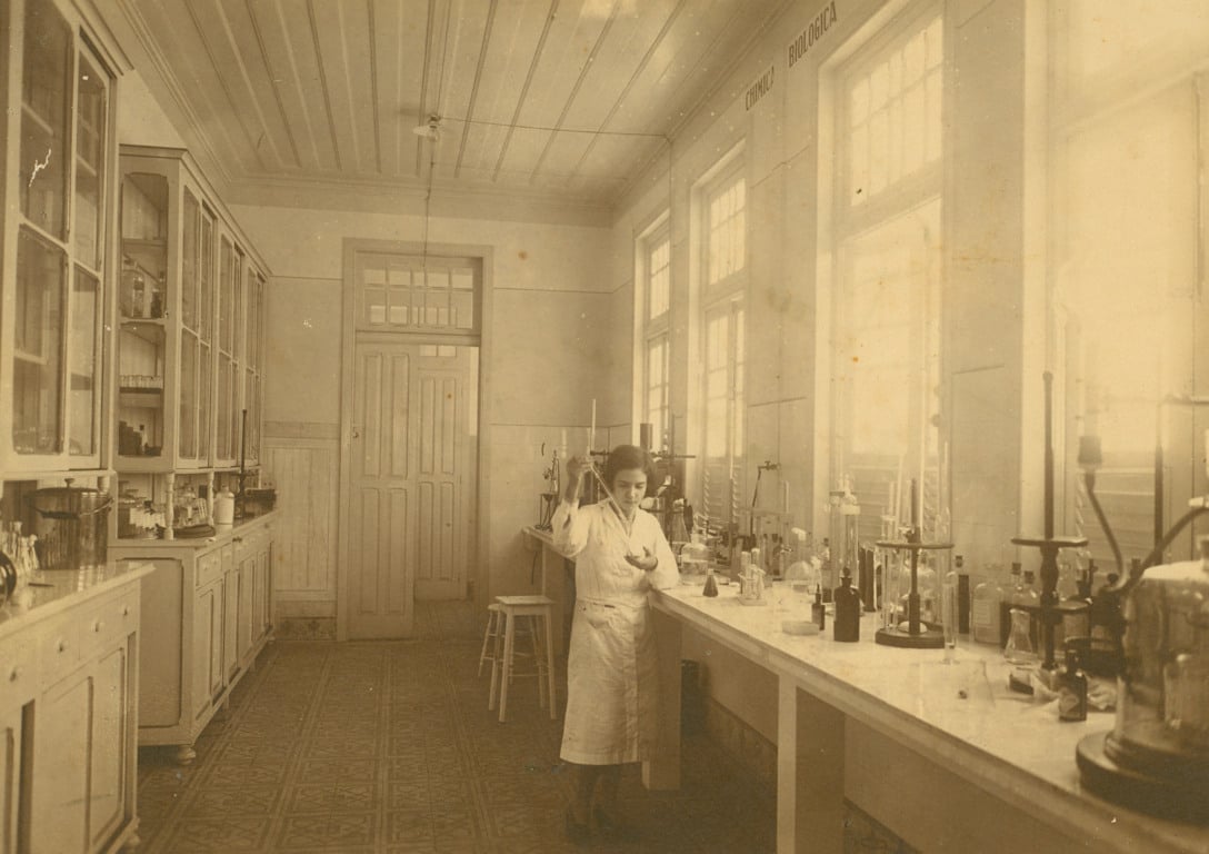 Clara aos 20 anos, em seu primeiro emprego no Laboratório de Biologia do Pará, em 1932. Era a única mulher no trabalho de análises clínicas. Foto: Arquivo