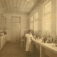 Clara aos 20 anos, em seu primeiro emprego no Laboratório de Biologia do Pará, em 1932. Era a única mulher no trabalho de análises clínicas. Foto: Arquivo