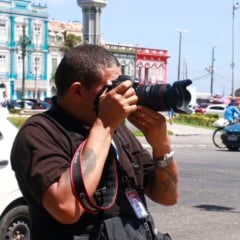 Celebrado nesta terça-feira (19), o Dia do Fotógrafo ressalta a importância de profissionais que transformam imagens em informação. Na foto, Mauro Ângelo, do DIÁRIO. Foto: Ricardo Amanajás / Diario do Pará