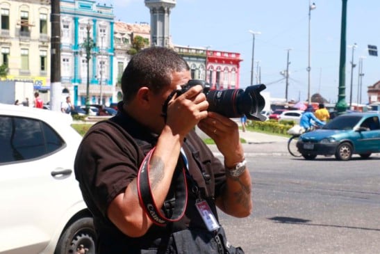 Celebrado nesta terça-feira (19), o Dia do Fotógrafo ressalta a importância de profissionais que transformam imagens em informação. Na foto, Mauro Ângelo, do DIÁRIO. Foto: Ricardo Amanajás / Diario do Pará