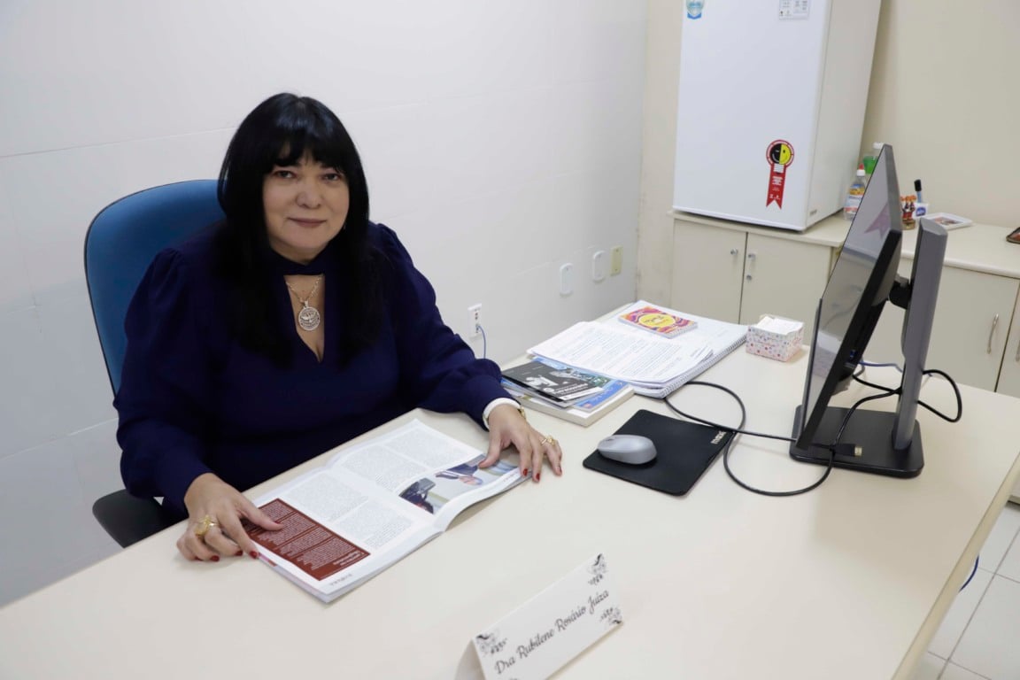 De acordo com a juíza Rubilene Rosário, titular da 1ª Vara da Infância e Juventude de Belém, o processo de adoção de crianças e adolescentes segue duas etapas gerais: o procedimento de habilitação para adoção e a ação de adoção.