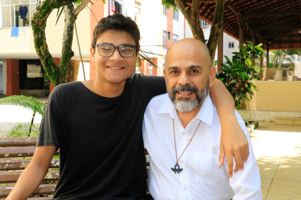 Victor Antônio, de 17 anos, foi uma das milhares de crianças que passaram pelo processo de adoção no Brasil. Aos quatro meses, o menino foi adotado pelo servidor público Walter Duarte. Foto: Antonio Melo Victor Antônio, de 17 anos, foi uma das milhares de crianças que passaram pelo processo de adoção no Brasil. Aos quatro meses, o menino foi adotado pelo servidor público Walter Duarte. Foto: Antonio Melo