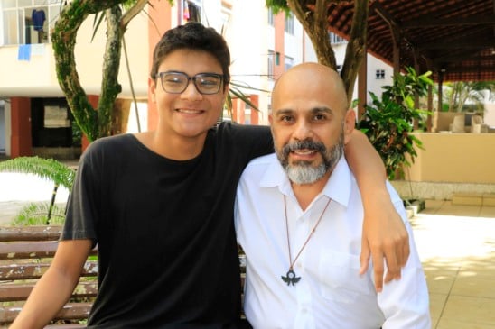 Victor Antônio, de 17 anos, foi uma das milhares de crianças que passaram pelo processo de adoção no Brasil. Aos quatro meses, o menino foi adotado pelo servidor público Walter Duarte. Foto: Antonio Melo