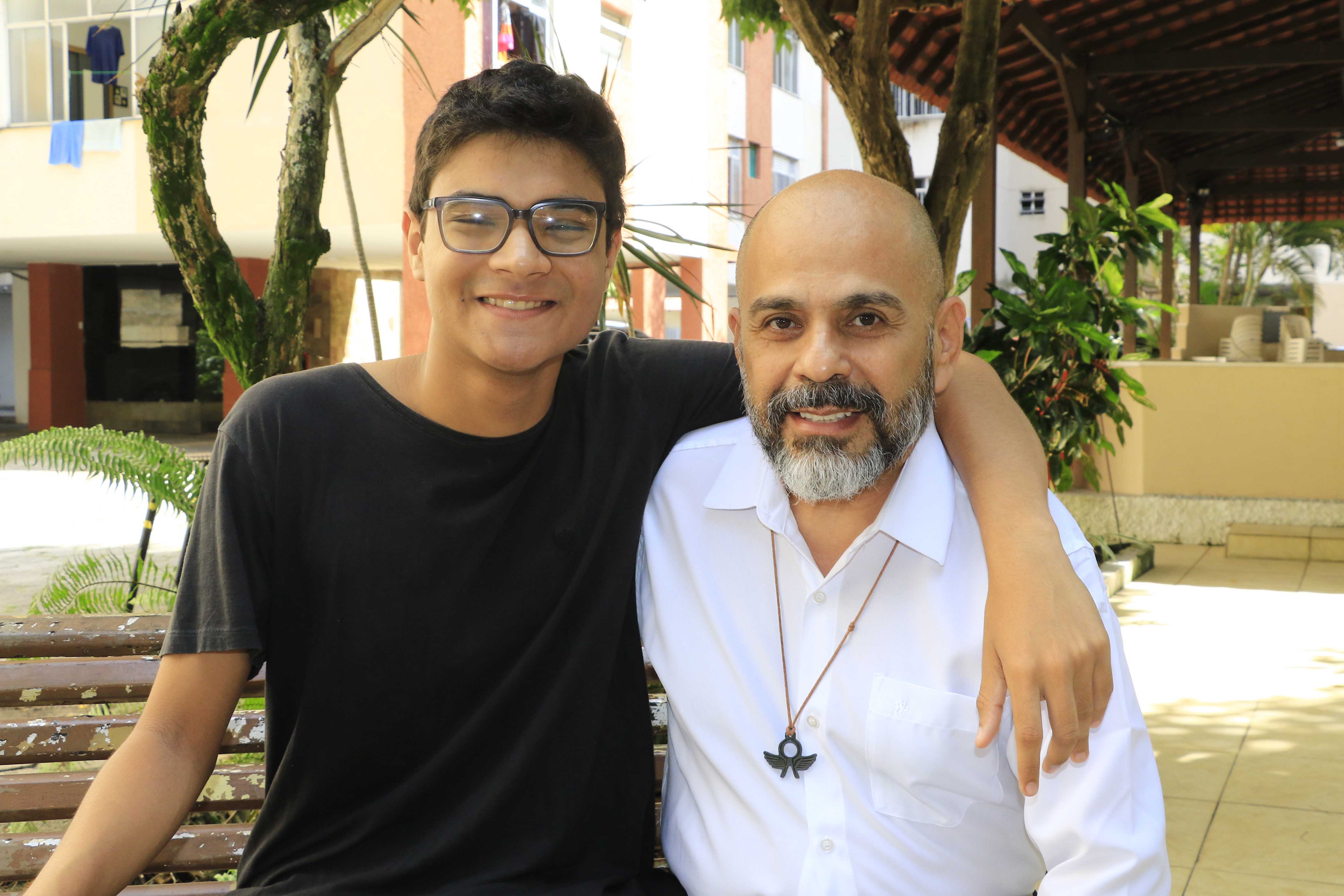 Victor Antônio, de 17 anos, foi uma das milhares de crianças que passaram pelo processo de adoção no Brasil. Aos quatro meses, o menino foi adotado pelo servidor público Walter Duarte. Foto: Antonio Melo