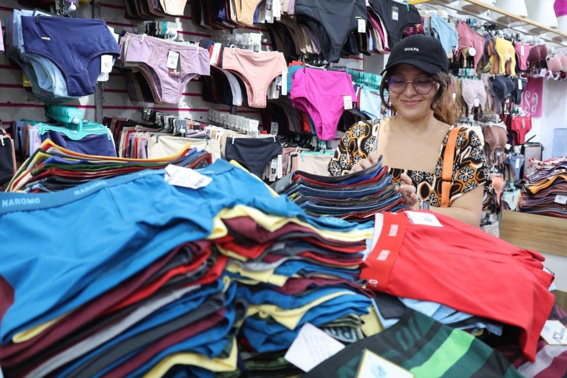 Flávia Garcia é uma das consumidoras que optou por comprar itens de vestuário.