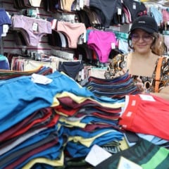 Flávia Garcia é uma das consumidoras que optou por comprar itens de vestuário.