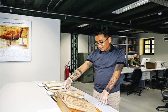 Leonardo Torii, diretor do Arquivo Público do Estado do Pará, explica que Dom Pedro sabia da importância estratégica de Belém. Abaixo, documentos da adesão à independência FOTOs: ANTONIO MELO