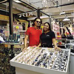  Luiz Moraes  e Scarlatt são proprietários do Atacadão dos Relógios, que fica dentro de uma galeria no centro comercial da capital Fotos: Wagner Almeida