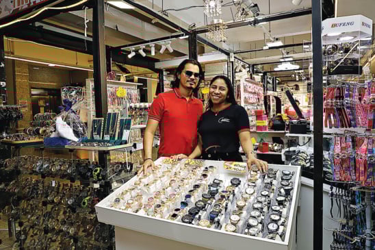  Luiz Moraes  e Scarlatt são proprietários do Atacadão dos Relógios, que fica dentro de uma galeria no centro comercial da capital Fotos: Wagner Almeida