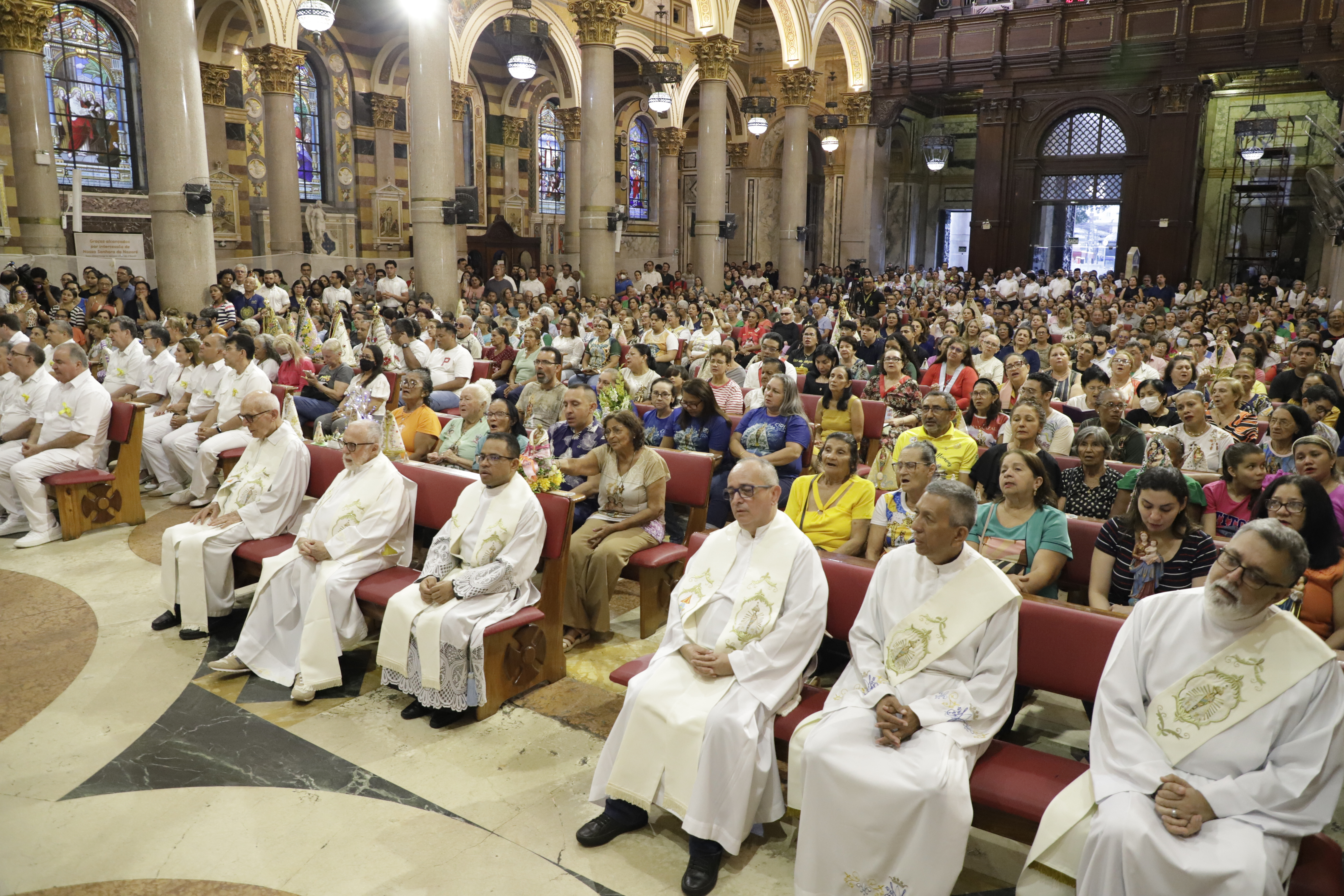 Ocorreu ontem, 25, à noite, a principal missa do Dia do Mandato, na Basílica Santuário de Nazaré, em Belém. Foto: Mauro Ângelo