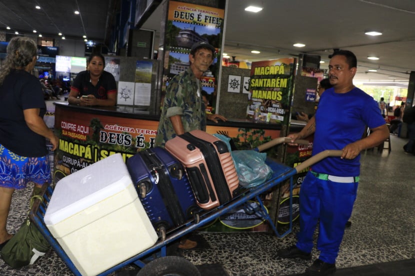 Anderson Freitas  trabalha no Terminal Rodoviário de Belém há cerca de 13 anos FOTO: ANTONIO MELO