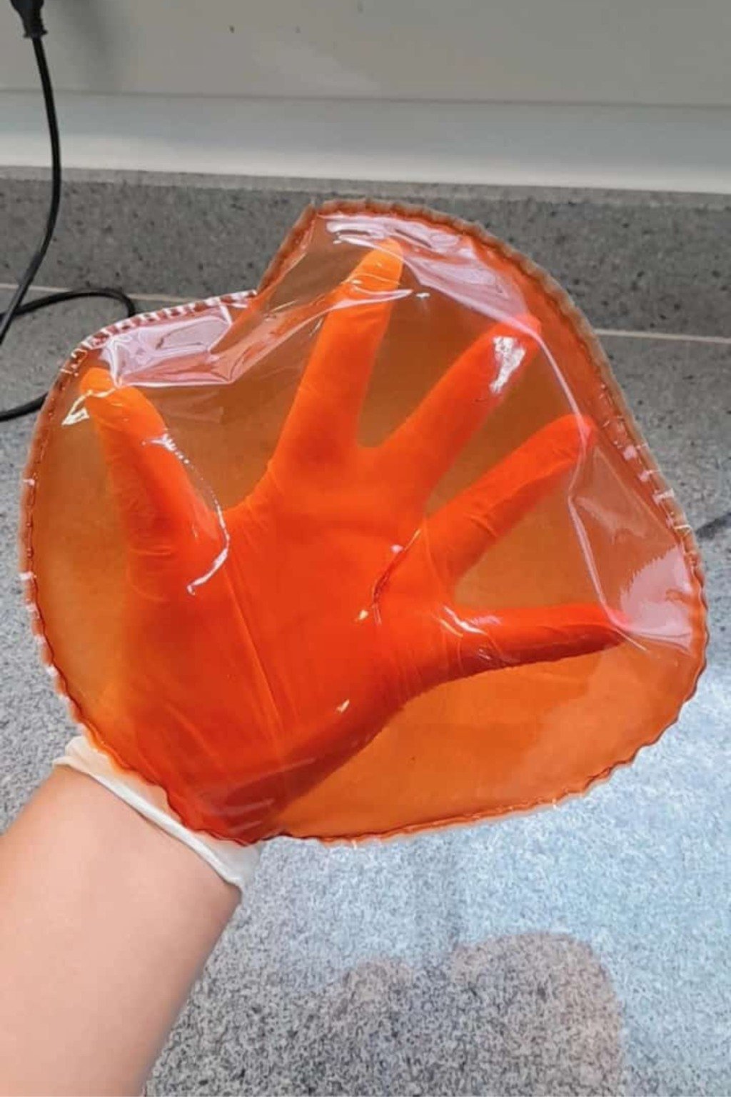 1 a 3 Processo de reaproveitamento de resíduos da pesca 4 Uso dos filmes biodegradáveis em frutas 5 e 6 Criação das embalagens FOTOs: Acervo da Pesquisa 1 a 3 Processo de reaproveitamento de resíduos da pesca 4 Uso dos filmes biodegradáveis em frutas 5 e 6 Criação das embalagens FOTOs: Acervo da Pesquisa