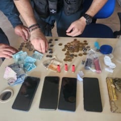 A polícia encontrou papelotes de maconha, munições intactas, dinheiro, celulares e outros materiais ilícitos. Foto: PC
