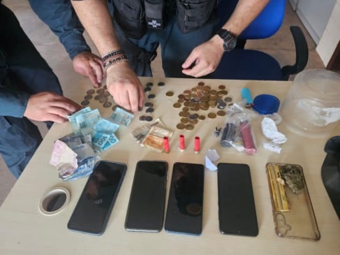 A polícia encontrou papelotes de maconha, munições intactas, dinheiro, celulares e outros materiais ilícitos. Foto: PC